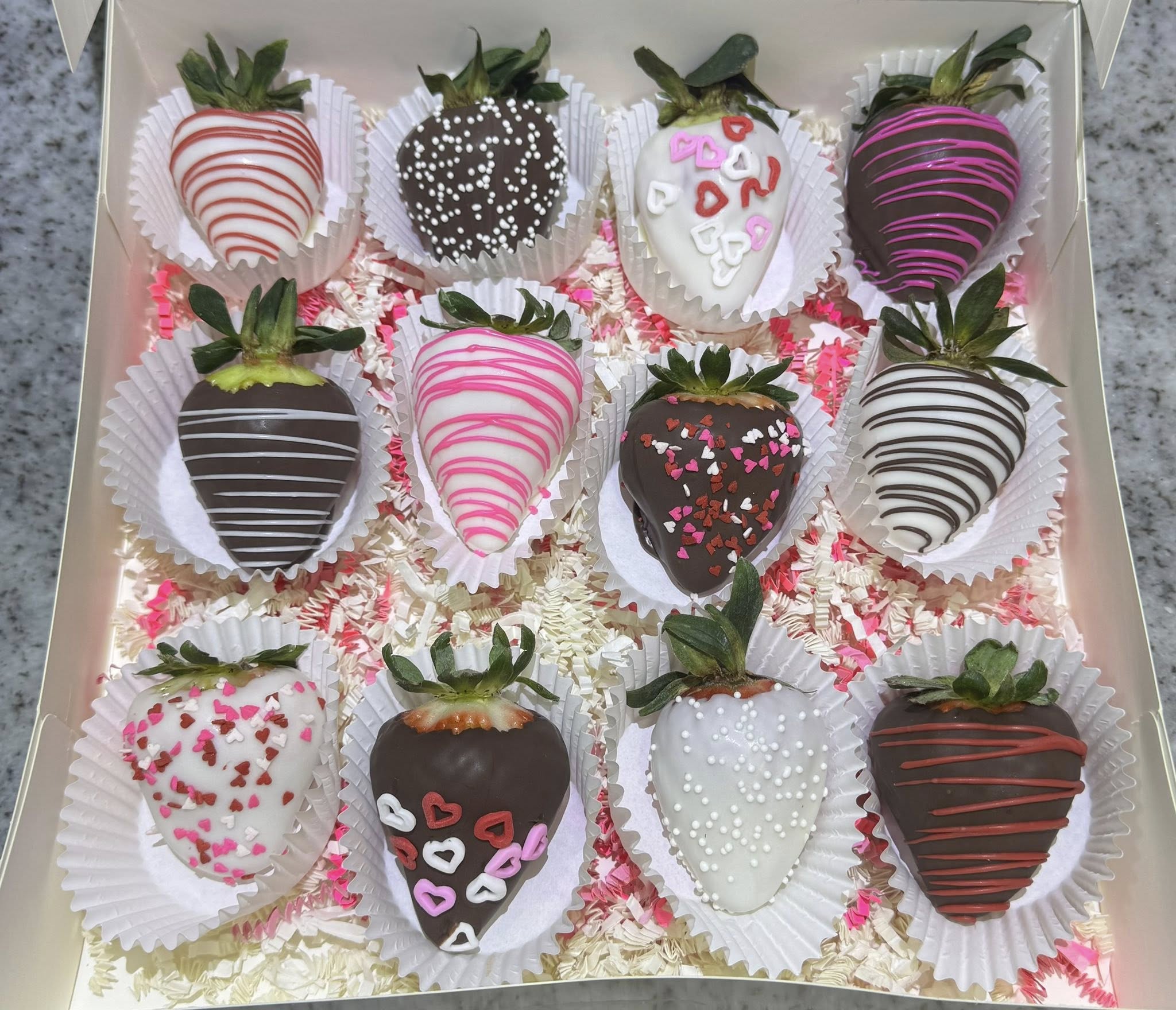 Chocolate-dipped Valentine strawberries gift box